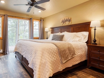 Ponderosa Cabin at Highland Meadows Resort - king bed luxury vacation rental in Hot Springs, SD.
